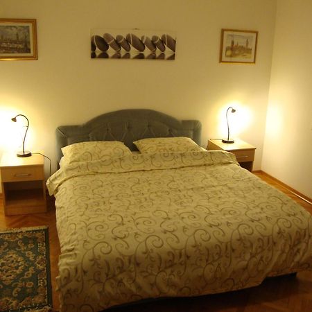 Centre Point Apartment Подгорица Стая снимка